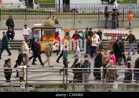 Les gens sur le quai des ferries et les vendeurs de rue, district de Eminoenue, Istanbul, Turquie, Europe Banque D'Images