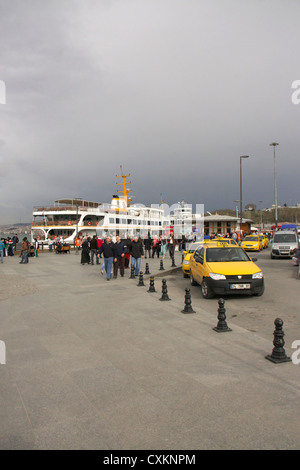 Taxi Les taxis ou les voitures jaune en face de l'embarcadère des ferries d''Eminönü, près de pont de Galata, Istanbul,Turquie Banque D'Images