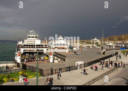 Les gens sur le quai et les traversiers, district de Eminoenue, Istanbul, Turquie, Europe Banque D'Images