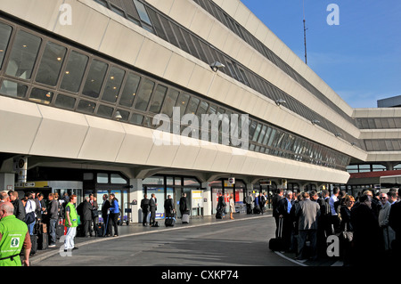 Les passagers qui attendent le bus aéroport Tegel-Berlin Allemagne Banque D'Images