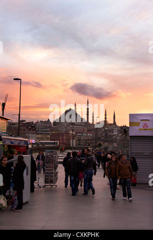 Les gens sur le quai et les traversiers, district de Eminoenue, Istanbul, Turquie, Europe Banque D'Images