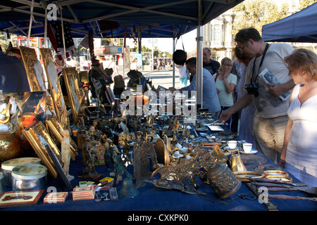 Vieux bibelots de collection et vente d'antiquités à las Ramblas de Barcelone,Espagne,rue Banque D'Images