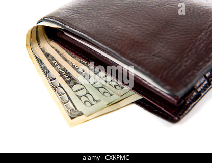 Un portefeuille en cuir marron avec de l'argent qui sort sur un fond blanc Banque D'Images
