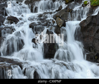 Cascade Hraunfossar, Borgarfjordur, Vesturland, Islande Banque D'Images