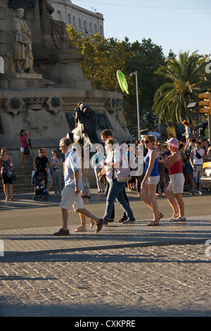 Guide touristique avec groupe de touristes portant un drapeau dans ramblas également connu sous le nom de la rambla de Barcelone,Espagne,europe, Banque D'Images