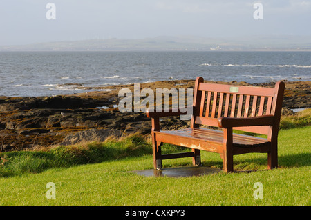Un mémorial banc avec vue sur le front de mer près de Troon, Ecosse, Royaume-Uni Banque D'Images