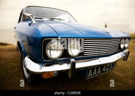 Sunbeam Rapier Fastback 1971 bleu, garé sur l'herbe à pentes de Tankerton, Kent, England, UK Banque D'Images