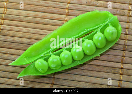 Petits pois frais du jardin. Banque D'Images