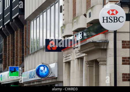 High Street Banks signe les comtés d'origine UK 2007. Années 2000 quand il y avait encore des banques dans une High Street locale. HSBC, NAT West, National Westminster Bank, Barclays, Lloyds, TSB, et un distributeur de billets HOMER SYKES Banque D'Images