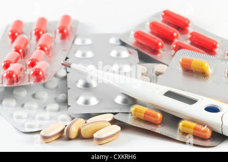 Un tas de médicaments, pilules d'un thermomètre Banque D'Images