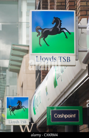 Lloyds TSB et les enseignes de la succursale de la banque Cashpoint dans la rue High. Pays d'origine Royaume-Uni 2007. HOMER SYKES des années 2000 Banque D'Images