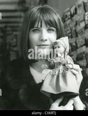 SANDIE SHAW la chanteuse pop britannique en Hollande en 1964 Banque D'Images