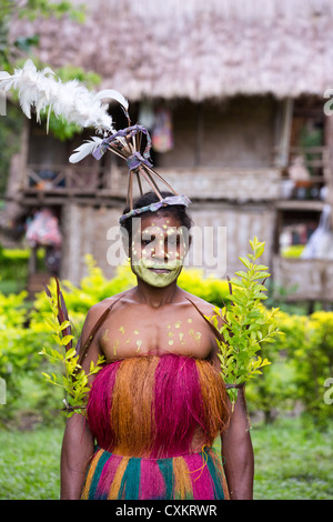 Portrait d'une femme portant un costume traditionnel tribal dans un petit village de la vallée de l'ERAP, Papouasie Nouvelle Guinée Banque D'Images