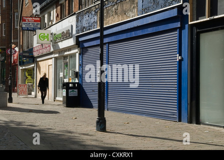 Les magasins de grande rue ont perdu leurs activités, une récession a fermé.Quatre boutiques de suite à Staines.Middlesex.ROYAUME-UNI 2010 2012 HOMER SYKES Banque D'Images