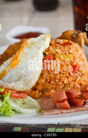 Riz frit américain, oeuf et poulet Banque D'Images