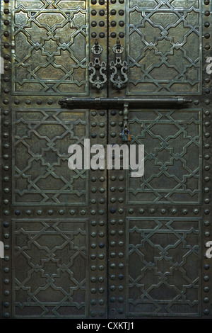 Souk traditionnel, porte en bronze, Marrakech, Maroc Banque D'Images