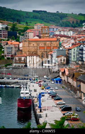 Village et vue sur le port. Getaria, Gipuzkoa, Pays Basque, Espagne. Banque D'Images