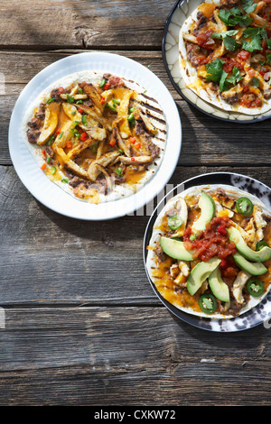 Grillades de Mini pizzas au poulet, avocat, coriandre, purée de haricots, Piments et Salsa Banque D'Images