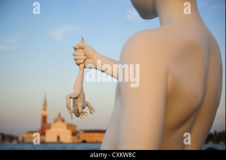 La statue de Charles Ray "garçon avec une grenouille", Venise, Italie. Banque D'Images