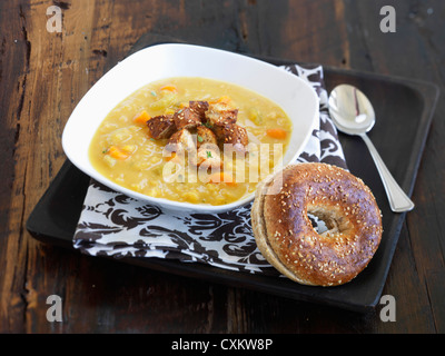 La Soupe aux pois avec croûtons et Bagel Banque D'Images