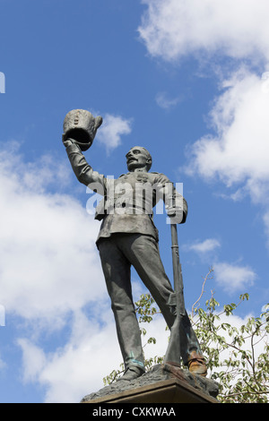 Les acclamations Fusilier statue Boer War Memorial à Whitehead Jardins, Bury. Banque D'Images
