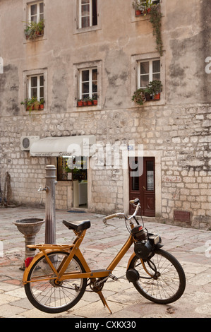 Scène de rue, vieille ville de Kotor, Monténégro Banque D'Images