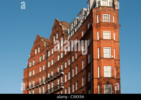 Façade bombée de rouge-brique demeures victoriennes Kensington Gore, Knightsbridge, Londres, Angleterre, Royaume-Uni Banque D'Images