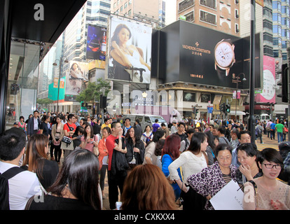 Les gens à l'extérieur d'un magasin à Hong Kong Banque D'Images