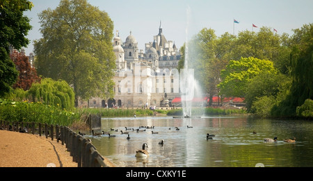 Vue de l'Amirauté, de l'autre côté du lac dans St James Park, Londres, UK. Banque D'Images