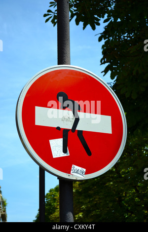 Une pièce humoristique de graffitis à Paris change un 'No Entry' signe dans une œuvre d'art ! Banque D'Images