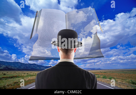 Magritte homme en face de livre dans les nuages au-dessus d'une route désertique aride Banque D'Images