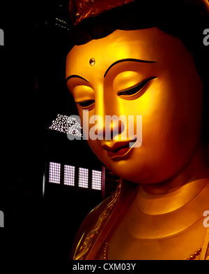 Close-up of Golden Buddha statue Banque D'Images