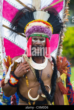 Portrait d'un homme avec son visage peint au Festival de Goroka singsing, Papouasie Nouvelle Guinée Banque D'Images