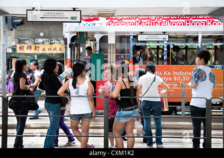 Les femmes philippines à discuter à l'arrêt de tramway sur des voeux road, Sheung Wan Banque D'Images