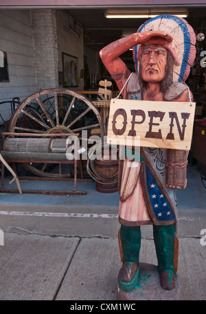 La figure à la vieille Indienne cowboy Firehouse magasin de souvenirs sur la rue Main à Panguitch, Utah, USA Banque D'Images