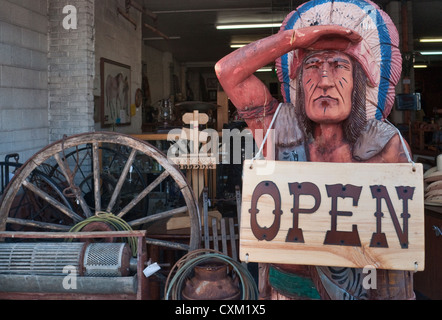 La figure à la vieille Indienne cowboy Firehouse magasin de souvenirs sur la rue Main à Panguitch, Utah, USA Banque D'Images