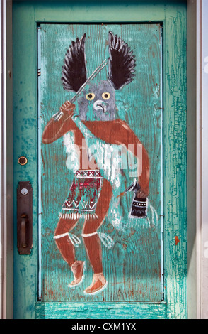 Danseur kachina des indiens en peinture à la boutique de souvenirs de l'ouest sur la rue Main à Panguitch, Utah, USA Banque D'Images