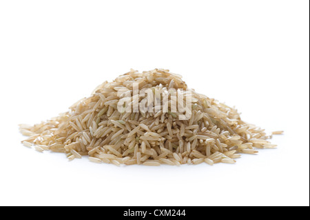 Tas de matières non cuites de farine de riz basmati brun sur blanc isolé Banque D'Images