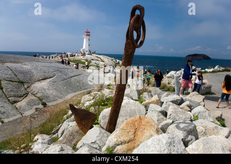 Peggy's Cove village de pêcheurs, le phare et l'ancre, en Nouvelle-Écosse, Canada Banque D'Images