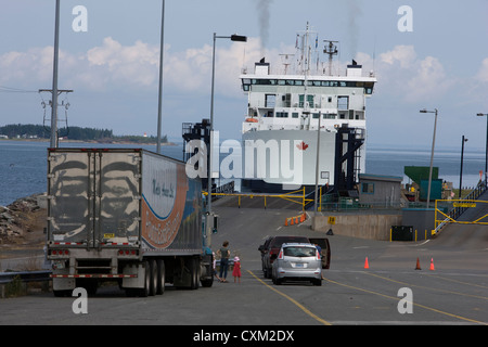 Les voitures et un camion en attendant le ferry pour l'Île du Prince Édouard, Pictou, Nouvelle-Écosse, Canada Banque D'Images