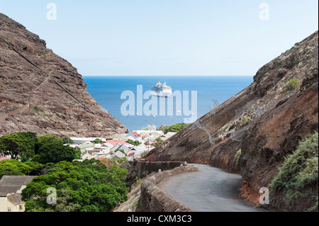 Un paquebot de croisière à Jamestown Bay St Helena Island South Atlantic Banque D'Images