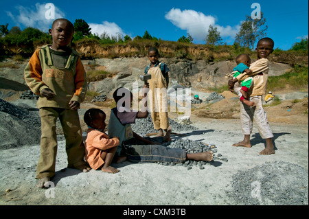 Enfant travaillant dans une carrière de pierres, Antananarivo, Madagascar Banque D'Images