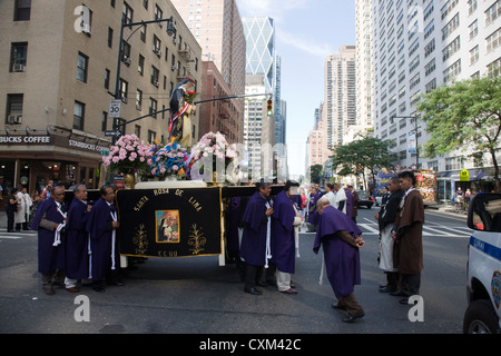 L'édition annuelle de Santa Rosa de Lima Estados Unidos procession aux Etats-Unis à New York Banque D'Images