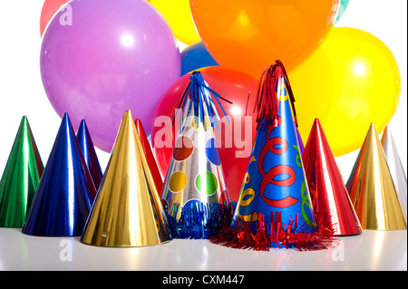 Fête d'arrière-plan avec chapeaux de fête, de ballons et de banderoles flottant Banque D'Images