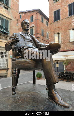 Statue en bronze de Giacomo Puccini par Isabella Totus en dehors de son lieu de naissance à Lucques Toscane Italie Banque D'Images