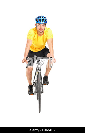 Portrait d'un homme avec un vélo équitation casque contre isolé sur fond blanc Banque D'Images