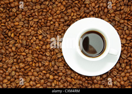 Tasse de café blanc avec un grain de café sur l'établissement des coûts Banque D'Images