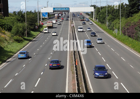 Trafic sur l'autoroute M8 au Viaduct de White Cart, Renfrewshire, Écosse, Royaume-Uni Banque D'Images