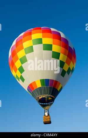 Montgolfières multicolores contre ciel bleu Banque D'Images