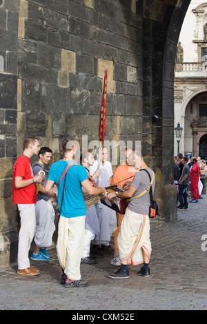 Hari Krishna chanteurs et danseurs sur le pont Charles à Prague Banque D'Images